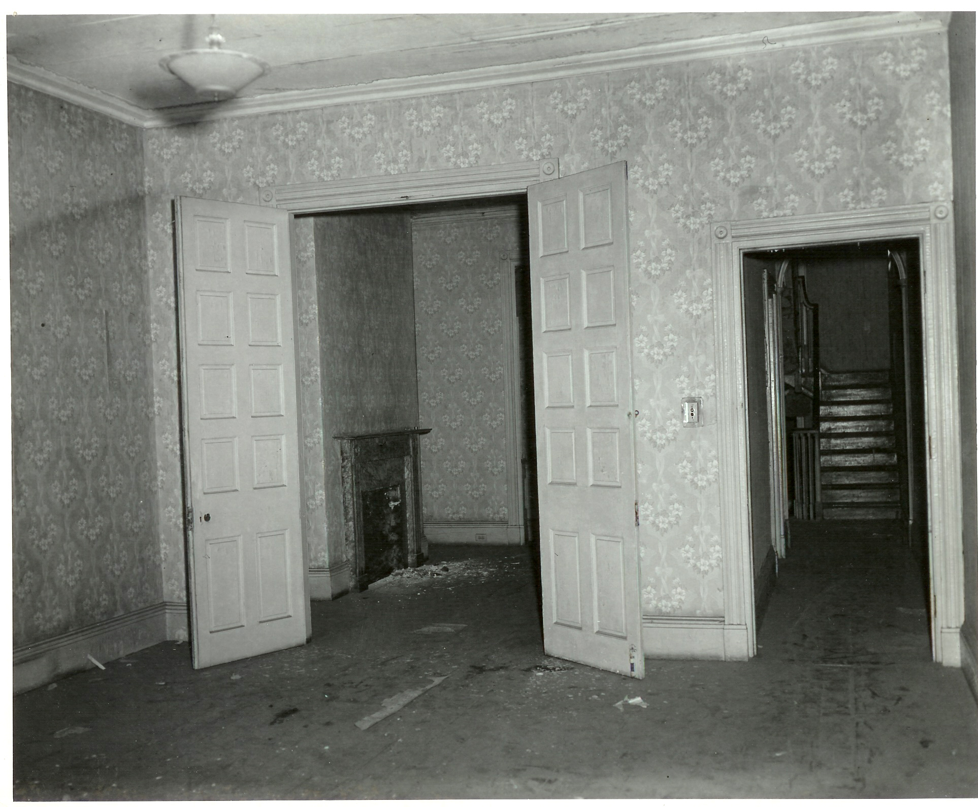 306 S 2nd Street - Pre-restoration living room