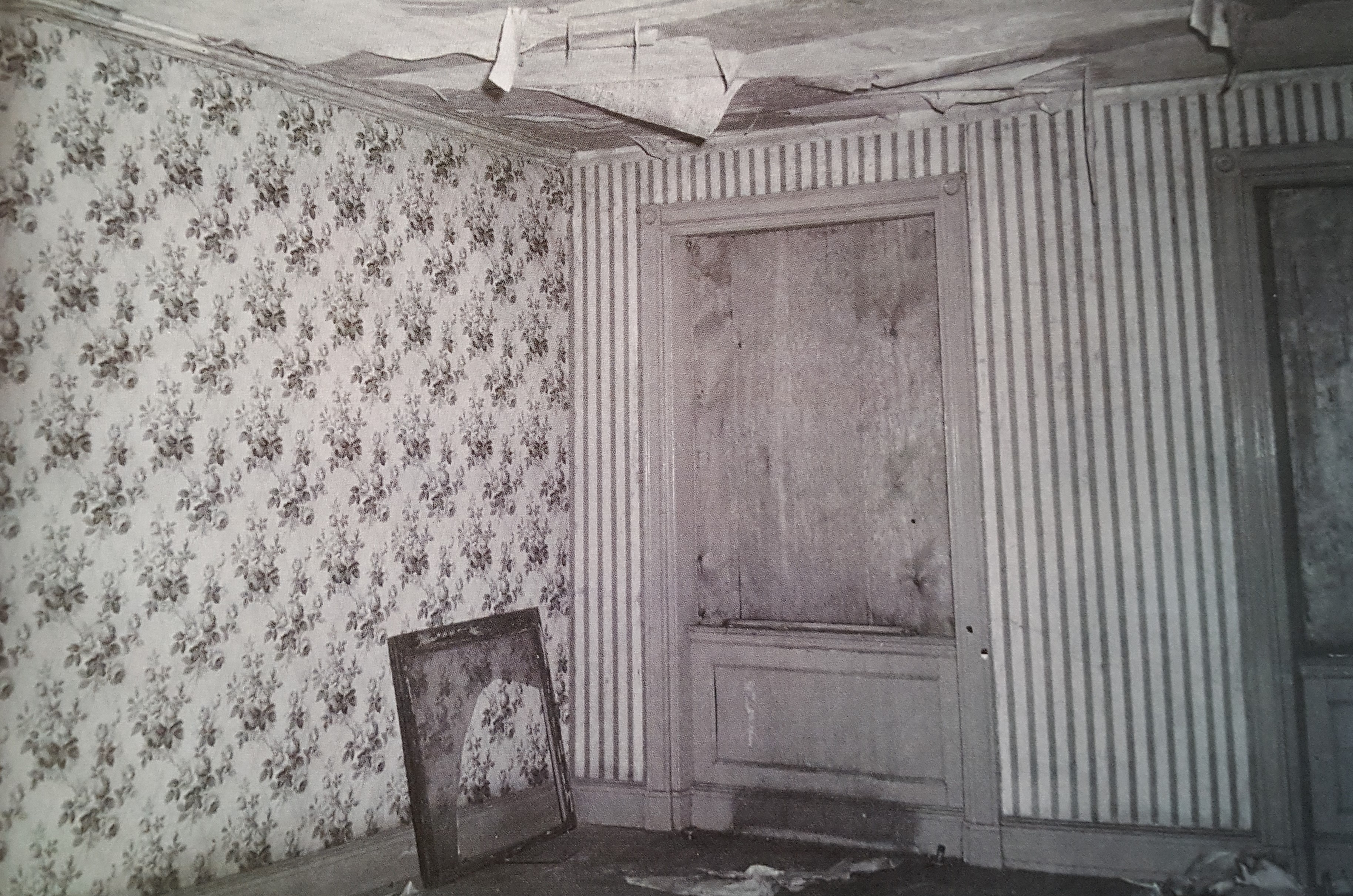 306 S 2nd Street - Pre-restoration wallpaper